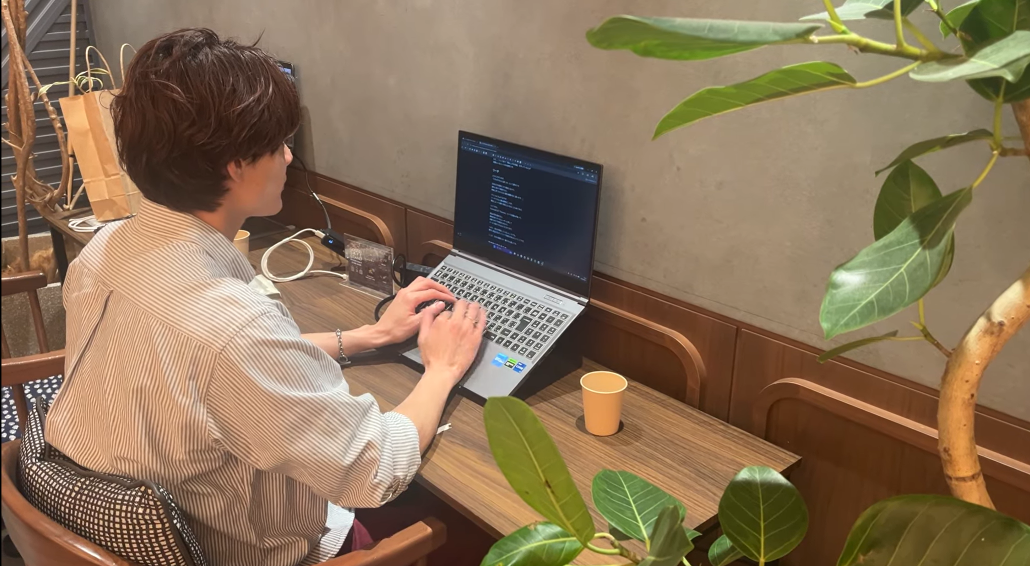 カフェでリモートワークをする様子